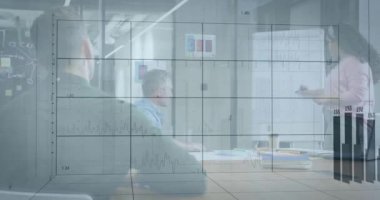 Ofisteki çeşitli iş adamları üzerinde finansal veri işleme animasyonu. Küresel finans, iş, bağlantılar, hesaplama ve veri işleme kavramı dijital olarak oluşturulmuş video.