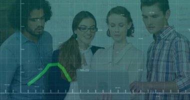 Muhtelif meslektaşların ofiste iş görüşmesi üzerine finansal veri işleme animasyonu. Küresel iş, finans, bilgisayar, iletişim ve dijital arayüz kavramı dijital olarak oluşturulmuş video.