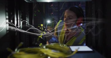 Kafkas kadın teknisyen bilgisayar sunucuları üzerinde dijital veri işleme animasyonu. Dijital olarak oluşturulmuş küresel bağlantılar, hesaplama ve veri işleme kavramı.