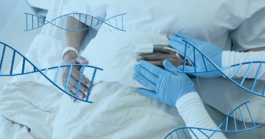 Eldivenli doktor, hastayı serumla muayene ediyor, DNA iplikleri görüntüyü örtüyor. Sağlık, tıp, teknoloji, araştırma, genetik, inceleme