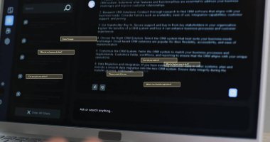 Dizüstü bilgisayarda yazmak, müşteri desteği için Al Chatbot 'la iletişim kurmak. Teknoloji, müşteri hizmetleri, etkileşim, iletişim