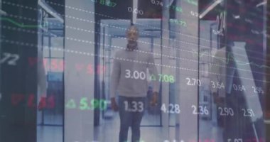 Afrika kökenli Amerikalı iş adamının finansal veri işleme çalışmalarının animasyonu. Küresel finans, iş, bağlantılar, hesaplama ve veri işleme kavramı dijital olarak oluşturulmuş video.