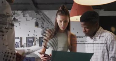 Ofisteki çeşitli iş adamları üzerinde küresel ve veri işleme animasyonu. Küresel finans, iş, bağlantılar, hesaplama ve veri işleme kavramı dijital olarak oluşturulmuş video.