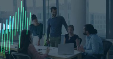 Ofisteki çeşitli iş adamları üzerinde finansal veri işleme animasyonu. Küresel finans, iş, bağlantılar, hesaplama ve veri işleme kavramı dijital olarak oluşturulmuş video.