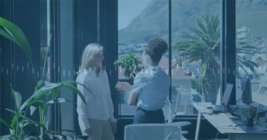 Ofisteki çeşitli iş kadınları üzerinde finansal veri işleme animasyonu. Küresel finans, iş, bağlantılar, hesaplama ve veri işleme kavramı dijital olarak oluşturulmuş video.