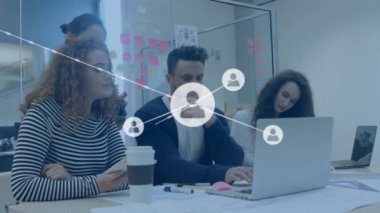 Ofiste iş tartışması yapan farklı meslektaşların ikonlarıyla bağlantı ağının animasyonu. Küresel iş, bağlantılar ve dijital arayüz kavramı dijital olarak oluşturulmuş video.