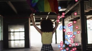 Medya simgeleri, gururlu bayrak sallayan melez bir kadının üzerinde. Sosyal medya, gurur, kutlama ve dijital arayüz kavramı dijital olarak oluşturulmuş video.