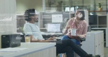 Muhtelif meslektaşların ofiste iş görüşmesi üzerine finansal veri işleme animasyonu. Küresel iş, finans, bilgisayar ve dijital arayüz kavramı dijital olarak oluşturulmuş video.