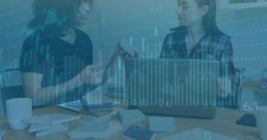 Ofisteki çeşitli iş adamları üzerinde finansal veri işleme animasyonu. Küresel finans, iş, bağlantılar, hesaplama ve veri işleme kavramı dijital olarak oluşturulmuş video.