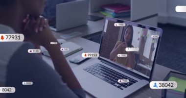 Afro-Amerikan bir kadının görüntülü görüşme yaptığı sosyal medya ikonlarının animasyonu. Dijital olarak oluşturulmuş küresel sosyal medya, bilgisayar, iletişim ve dijital arayüz kavramı.