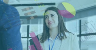 Kafkasyalı iş kadınıyla ilgili finansal veri işleme animasyonu. Küresel finans, iş, bağlantılar, hesaplama ve veri işleme kavramı dijital olarak oluşturulmuş video.