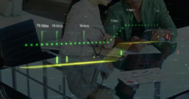 Ofiste konuşan çeşitli meslektaşların veri işleme animasyonları. İş, teknoloji ve dijital arayüz kavramı dijital olarak oluşturuldu.