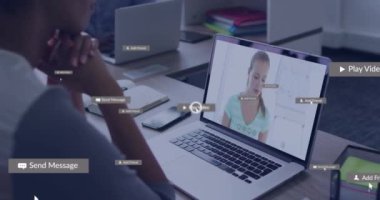 Afro-Amerikan bir kadının görüntülü araması üzerine mesajlı sosyal medya simgelerinin canlandırılması. Dijital olarak oluşturulmuş küresel sosyal medya, bilgisayar, iletişim ve dijital arayüz kavramı.