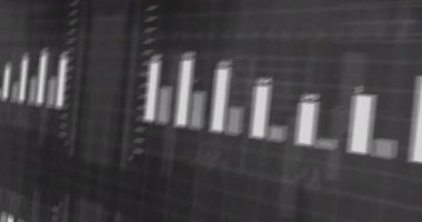 Siyah arka planda finansal veri işleme animasyonu. Küresel teknoloji, bilgisayar ve dijital arayüz kavramı dijital olarak oluşturulmuş video.