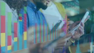 Akıllı telefon kullanan çeşitli meslektaşların veri işleme ve diyagramlarının animasyonu. İş, teknoloji ve dijital arayüz kavramı dijital olarak oluşturuldu.