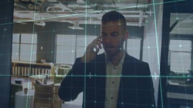 Ofisteki akıllı telefonu kullanarak, iki ırklı iş adamının finansal veri işleme animasyonu. Küresel finans, iş, bağlantılar, hesaplama ve veri işleme kavramı dijital olarak oluşturulmuş video.