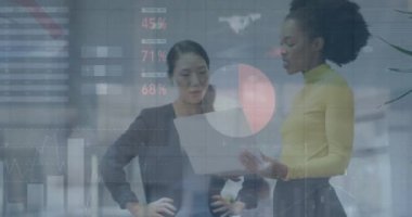 Ofisteki çeşitli iş adamları üzerinde finansal veri işleme animasyonu. Küresel finans, iş, bağlantılar, hesaplama ve veri işleme kavramı dijital olarak oluşturulmuş video.