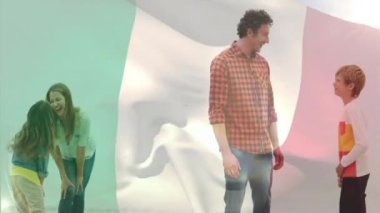 İtalyan bayrağının plajdaki beyaz aile üzerinde canlandırılması. Küresel yaşam tarzı, aile ve vatanseverlik kavramı dijital olarak oluşturulmuş video.