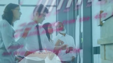 Ofisteki çeşitli iş adamları üzerinde finansal veri işleme animasyonu. Küresel finans, iş, bağlantılar, hesaplama ve veri işleme kavramı dijital olarak oluşturulmuş video.
