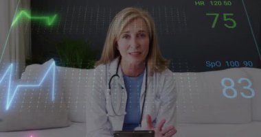 Kafkas kadın doktor üzerinde tıbbi veri işleme animasyonu. Küresel tıp, bağlantılar, hesaplama ve veri işleme kavramı dijital olarak oluşturulmuş video.