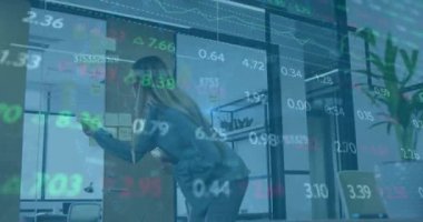 Ofiste çalışan iki ırklı iş kadınının finansal veri işleme animasyonu. Küresel iş, finans, bilgisayar ve dijital arayüz kavramı dijital olarak oluşturulmuş video.