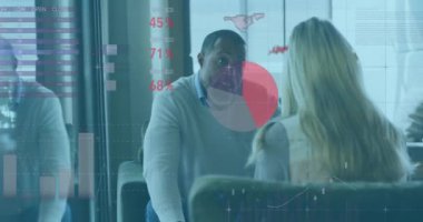 Ofisteki çeşitli iş adamları üzerinde finansal veri işleme animasyonu. Küresel finans, iş, bağlantılar, hesaplama ve veri işleme kavramı dijital olarak oluşturulmuş video.