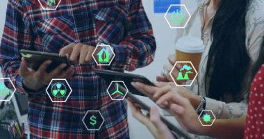 Ofisteki tablet kullanılarak farklı meslekdaşlar üzerinde ekoloji simgelerinin canlandırılması. İş, teknoloji ve dijital arayüz kavramı dijital olarak oluşturuldu.