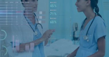 Çeşitli kadın doktorların konuştuğu veri işleme ve diyagramların animasyonu. Tıp, teknoloji ve dijital arayüz kavramı dijital olarak oluşturulmuş video.