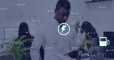 Ofiste çalışan çeşitli meslektaşlar üzerinde medya simgeleri ve veri işleme animasyonları. Teknoloji, iş ve dijital arayüz kavramı dijital olarak oluşturulmuş video.