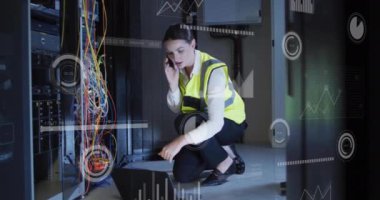 Teknisyen telefonda konuşuyor, kabloları inceliyor, olay yerinde veri işleme animasyonu yapıyor. Teknoloji, telekomünikasyon, bağlantı, mühendis, teftiş, iletişim