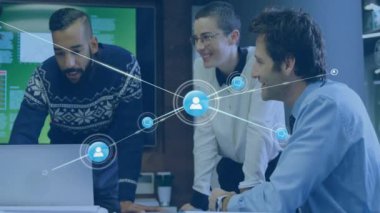 Ofisteki farklı iş adamlarının insanlarla olan bağlantılarının animasyonu. Küresel finans, iş, bağlantılar, hesaplama ve veri işleme kavramı dijital olarak oluşturulmuş video.