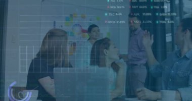 Muhtelif meslektaşların ofiste iş görüşmesi üzerine finansal veri işleme animasyonu. Küresel iş, finans, bilgisayar ve dijital arayüz kavramı dijital olarak oluşturulmuş video.