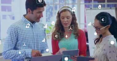 Ofisteki çeşitli iş adamları üzerinde ekolojik ikonlar ve veri işleme animasyonları. Küresel finans, iş, bağlantılar, hesaplama ve veri işleme kavramı dijital olarak oluşturulmuş video.