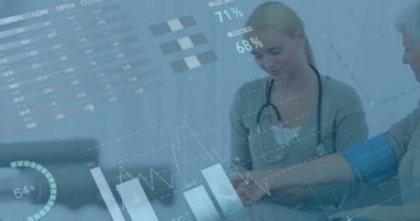 Kafkas kadın doktorların hasta baskısı altında veri işleme ve diyagramlarının animasyonu. Tıp, teknoloji ve dijital arayüz kavramı dijital olarak oluşturulmuş video.