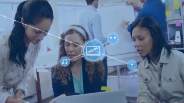 Ofiste iş tartışması yapan farklı meslektaşların ikonlarıyla bağlantı ağının animasyonu. Küresel iş, bağlantılar ve dijital arayüz kavramı dijital olarak oluşturulmuş video.