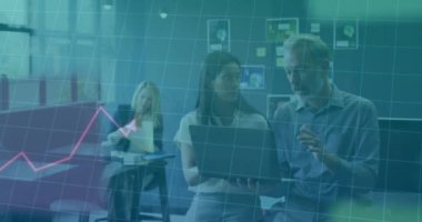 Modern ofiste iş tartışan iş adamlarının mali grafik animasyonu. takım çalışması, analiz, toplantı, finans, veri, kurumsal