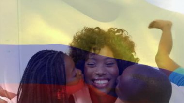 Kolombiya bayrağının Afrika kökenli Amerikalı anne ve çocukların öpüştüğü animasyonu. Vatanseverlik, aile ve dijital arayüz kavramı dijital olarak oluşturulmuş video.