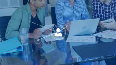 Ofiste iş tartışması yapan farklı meslektaşların ikonlarıyla bağlantı ağının animasyonu. Küresel iş, bağlantılar ve dijital arayüz kavramı dijital olarak oluşturulmuş video.