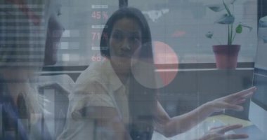 Ofisteki çeşitli iş adamları üzerinde finansal veri işleme animasyonu. Küresel finans, iş, bağlantılar, hesaplama ve veri işleme kavramı dijital olarak oluşturulmuş video.