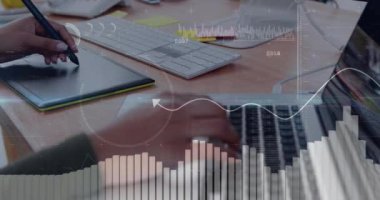 Dizüstü bilgisayar kullanan melez bir kadının veri işleme ve diyagramlarının animasyonu. Küresel iş, teknoloji ve dijital arayüz kavramı dijital olarak oluşturulmuş video.