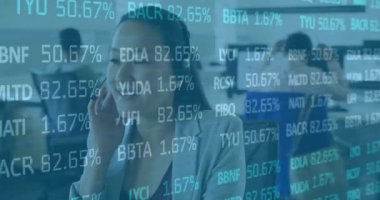 Asyalı iş kadınının ofiste telefon görüşmeleri üzerine finansal veri işleme animasyonu. Küresel iş, finans, bilgisayar ve dijital arayüz kavramı dijital olarak oluşturulmuş video.