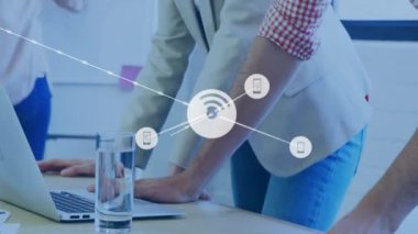 Ofiste iş tartışması yapan farklı meslektaşların ikonlarıyla bağlantı ağının animasyonu. Küresel iş, bağlantılar ve dijital arayüz kavramı dijital olarak oluşturulmuş video.