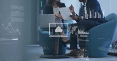 Muhtelif meslektaşların ofiste iş görüşmesi üzerine finansal veri işleme animasyonu. Küresel iş, finans, bilgisayar ve dijital arayüz kavramı dijital olarak oluşturulmuş video.