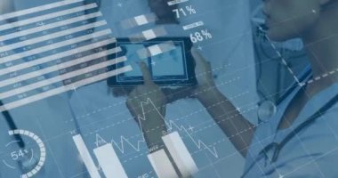 Çeşitli doktor ve hastalar üzerinde veri işleme animasyonu. Küresel tıp, finans, ticaret, bağlantılar, hesaplama ve veri işleme kavramı dijital olarak oluşturulmuş video.