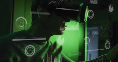 Sanal gerçeklik kulaklığı kullanarak, veri canlandırma animasyonuyla etkileşime giren biri. Teknoloji, yenilik, VR, analiz, etkileşimli, dijital