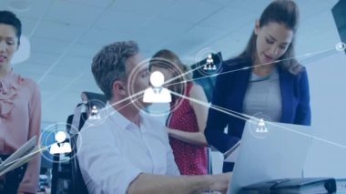 Ofiste iş tartışması yapan farklı meslektaşların ikonlarıyla bağlantı ağının animasyonu. Küresel iş, bağlantılar ve dijital arayüz kavramı dijital olarak oluşturulmuş video.