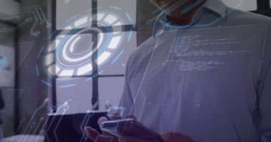 Akıllı telefon kullanan beyaz adamın veri işleme ve tarama alanının animasyonu. Küresel iş, teknoloji ve dijital arayüz kavramı dijital olarak oluşturulmuş video.