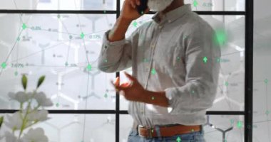 Akıllı telefon kullanarak Afro-Amerikan iş adamlarının üzerine ağ ve simgelerle dünyanın animasyonu. Küresel iş, bağlantılar, hesaplama ve veri işleme kavramı dijital olarak oluşturulmuş video.