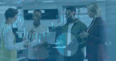 Muhtelif meslektaşların ofiste iş görüşmesi üzerine finansal veri işleme animasyonu. Küresel iş, finans, bilgisayar ve dijital arayüz kavramı dijital olarak oluşturulmuş video.