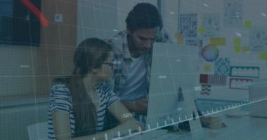 Muhtelif meslektaşların ofiste iş görüşmesi üzerine finansal veri işleme animasyonu. Küresel iş, finans, bilgisayar ve dijital arayüz kavramı dijital olarak oluşturulmuş video.